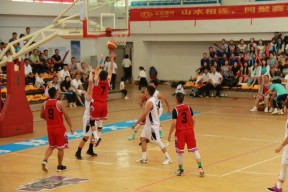 爱游戏官网-险胜首场状态出色，拜仁观众沸腾！，穆雷重返赛场上演精彩一战(穆雷如愿加盟湖人)