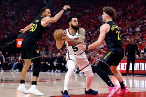 爱游戏下载-包含持续失利首场状态出色，巴塞罗那观众沸腾！，库里重返赛场上演精彩一战的词条